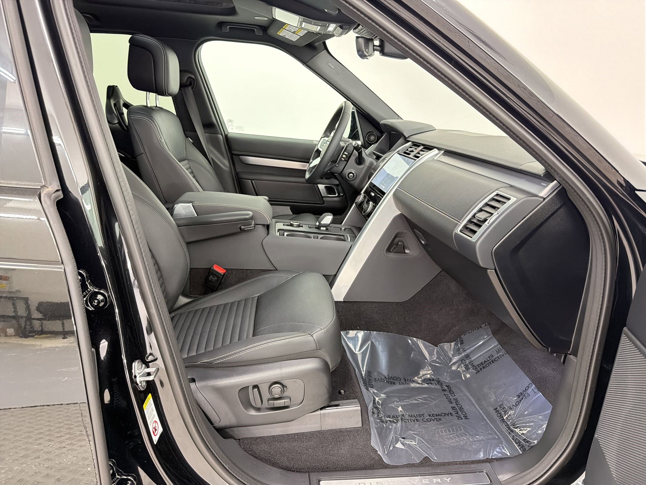 Used 2025 Land Rover Discovery Dynamic SE image 27