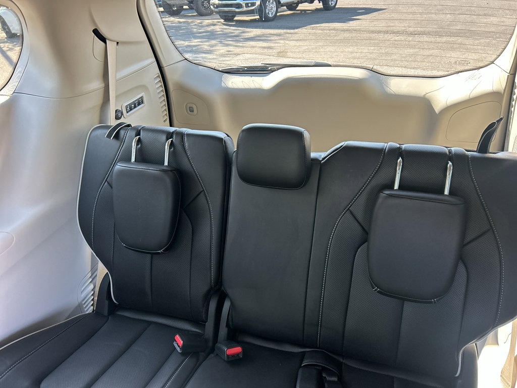 Used 2023 Chrysler Pacifica Limited w/ Uconnect Theater Family Group FWD image 18