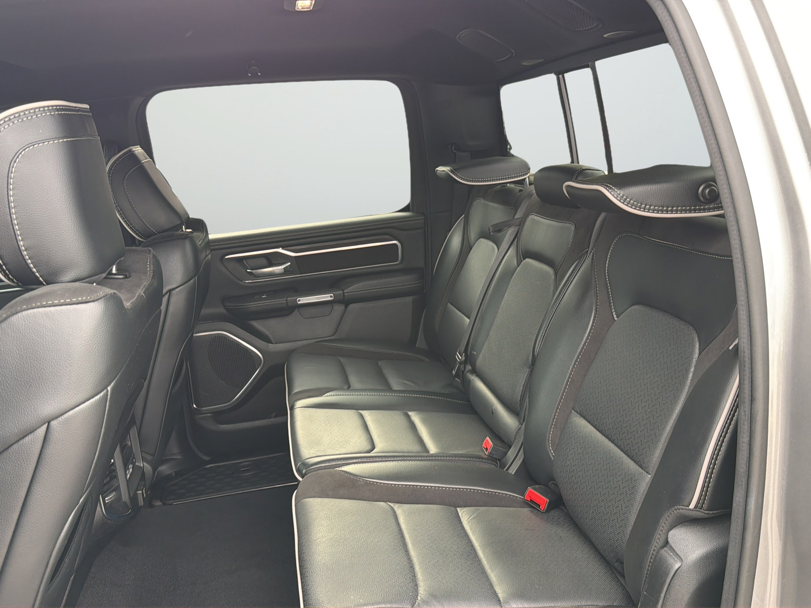 Used 2025 RAM 1500 Laramie AWD/4WD image 31