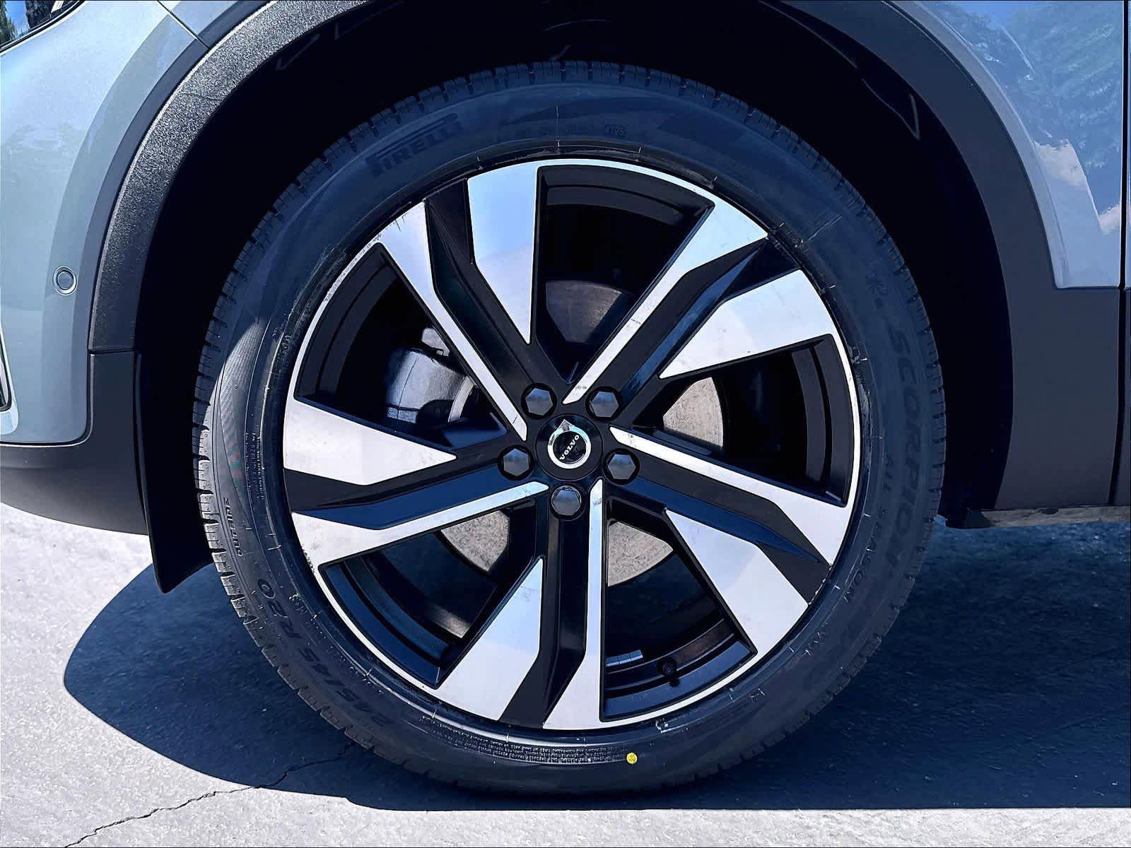 Used 2023 Volvo XC40 B5 Plus w/ Driver Assist Package AWD/4WD image 12