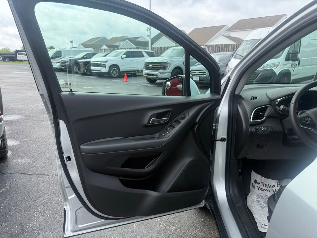 Used 2017 Chevrolet Trax LT w/ LT Convenience Package AWD/4WD image 10