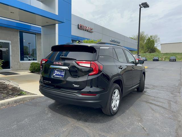 Used 2024 GMC Terrain SLE w/ Driver Convenience Package FWD image 9