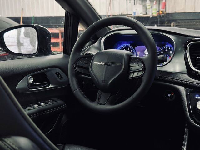 Used 2025 Chrysler Pacifica Limited image 31