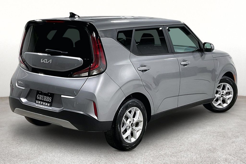 Used 2025 Kia Soul LX w/ LX Technology Package FWD image 2
