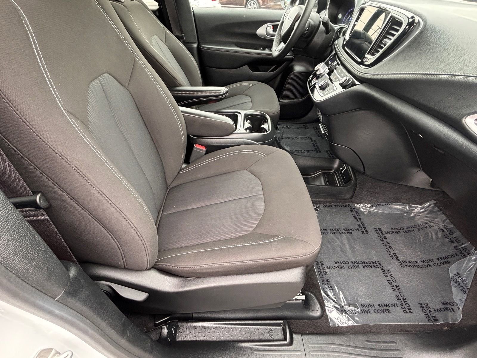 Used 2024 Chrysler Pacifica Touring FWD image 14