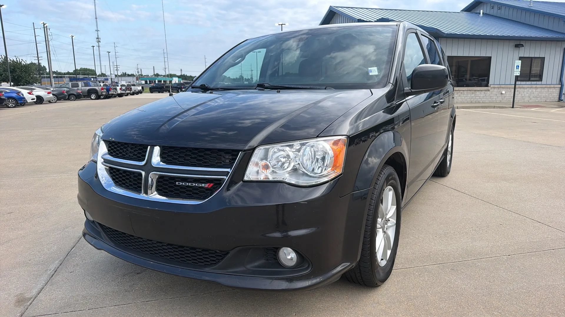 Used 2019 Dodge Grand Caravan SXT w/ Driver Convenience Group FWD image 2
