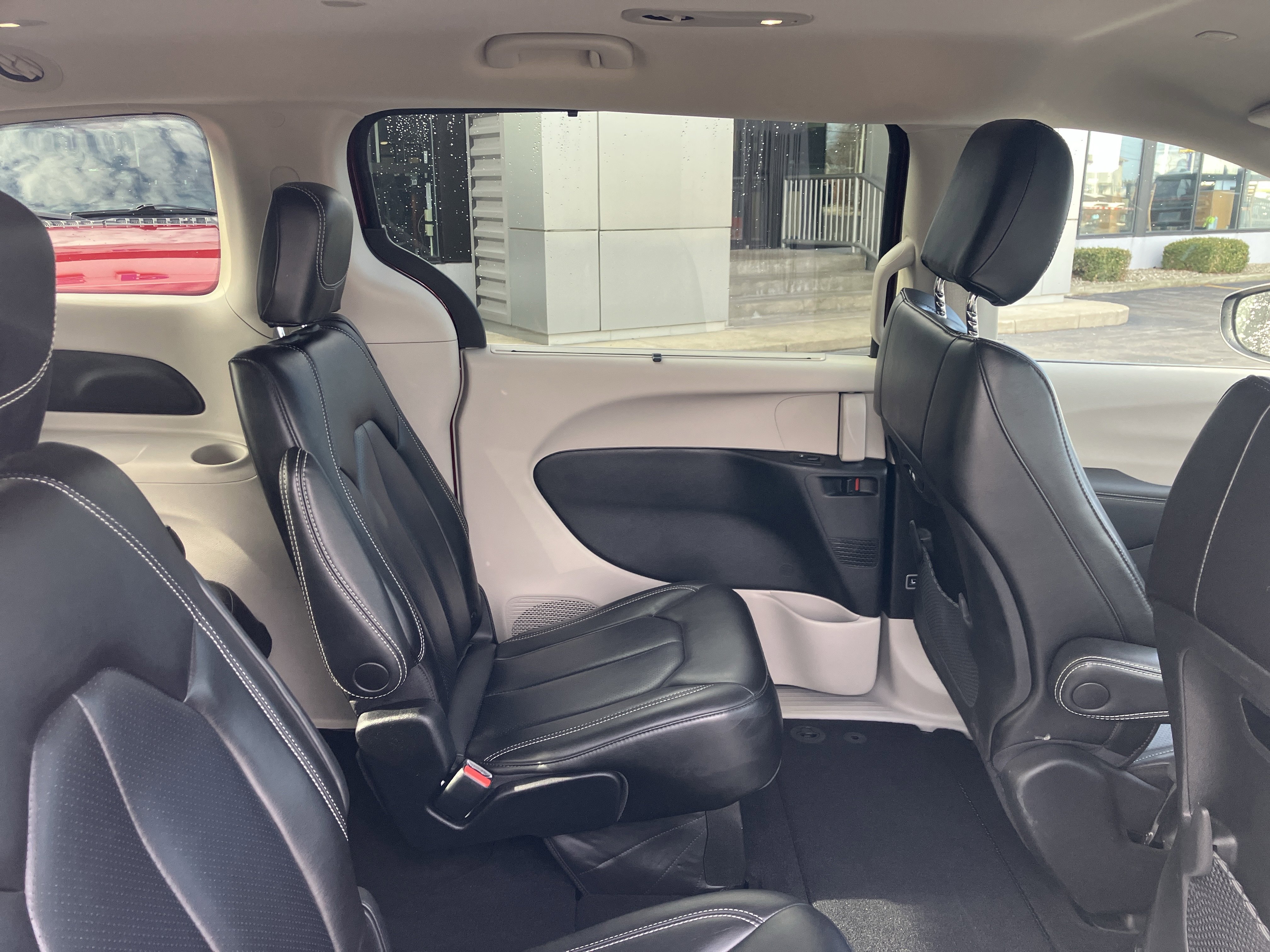 Used 2023 Chrysler Pacifica Touring-L image 12