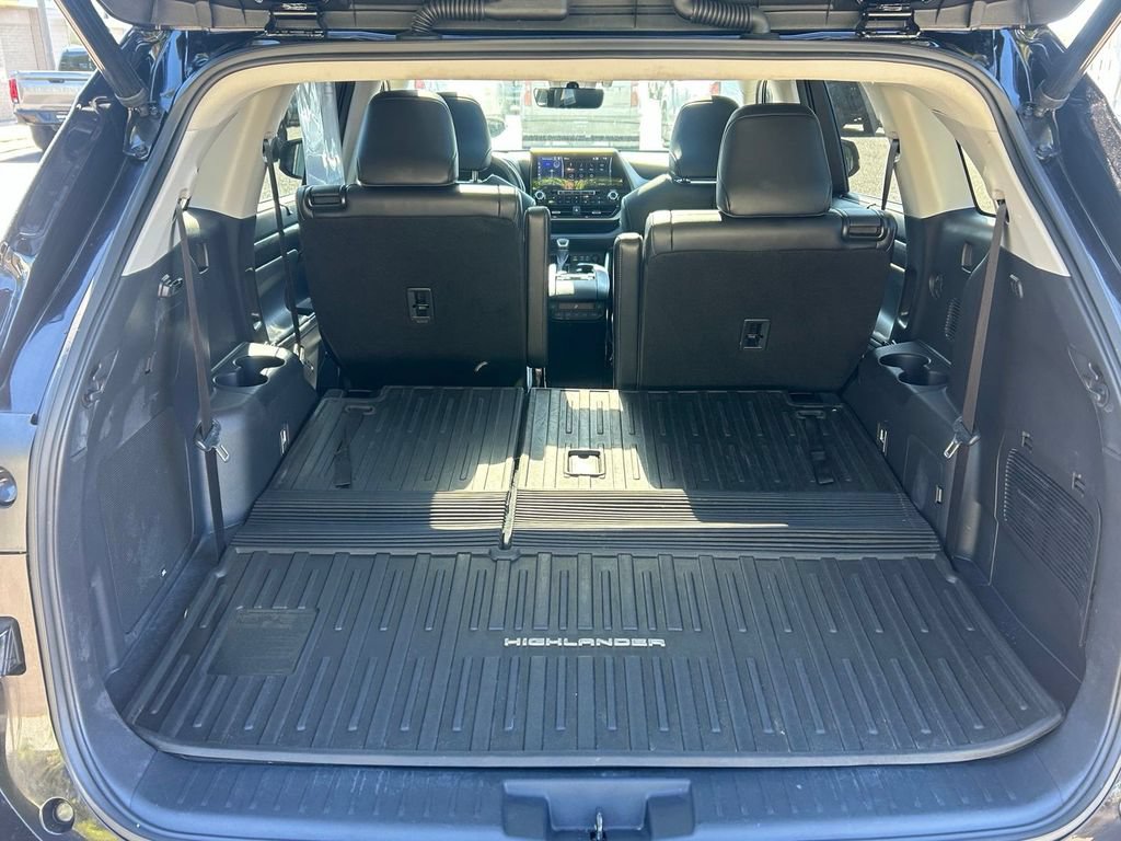 Used 2022 Toyota Highlander Platinum AWD/4WD image 40