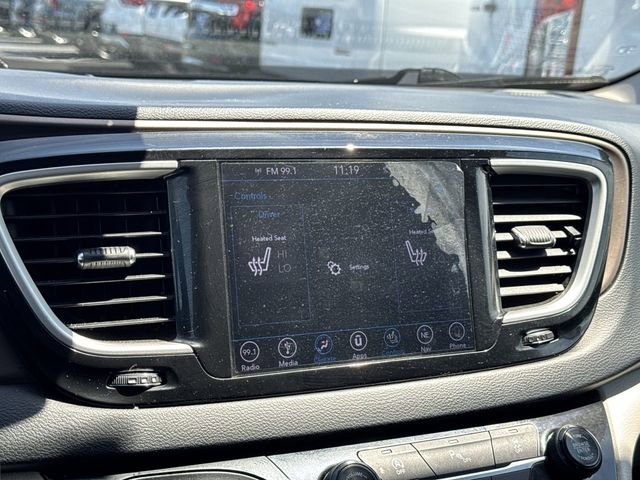 Used 2018 Chrysler Pacifica Touring-L FWD image 22