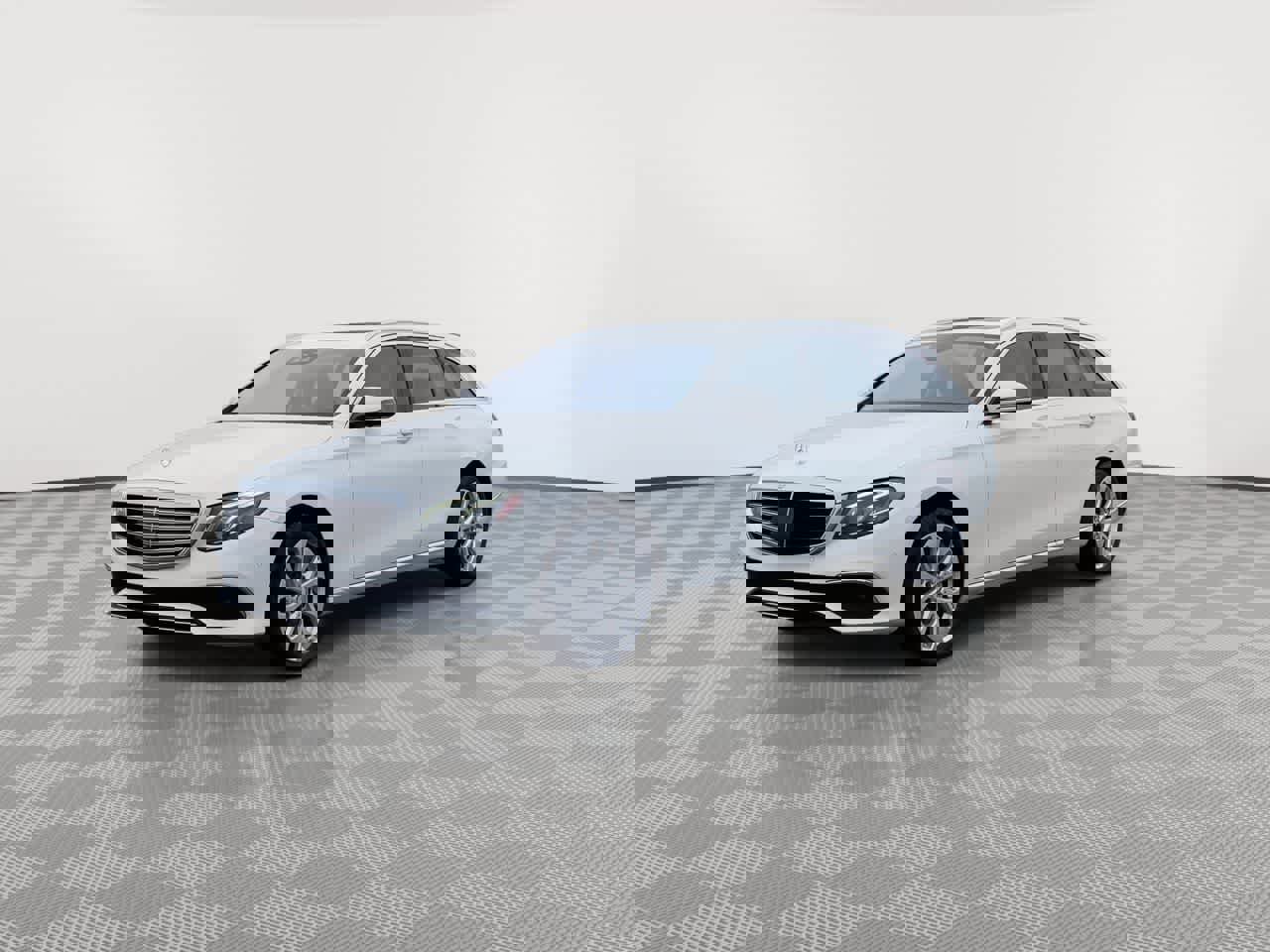 Used 2017 Mercedes-Benz E 400 4MATIC Wagon image 4