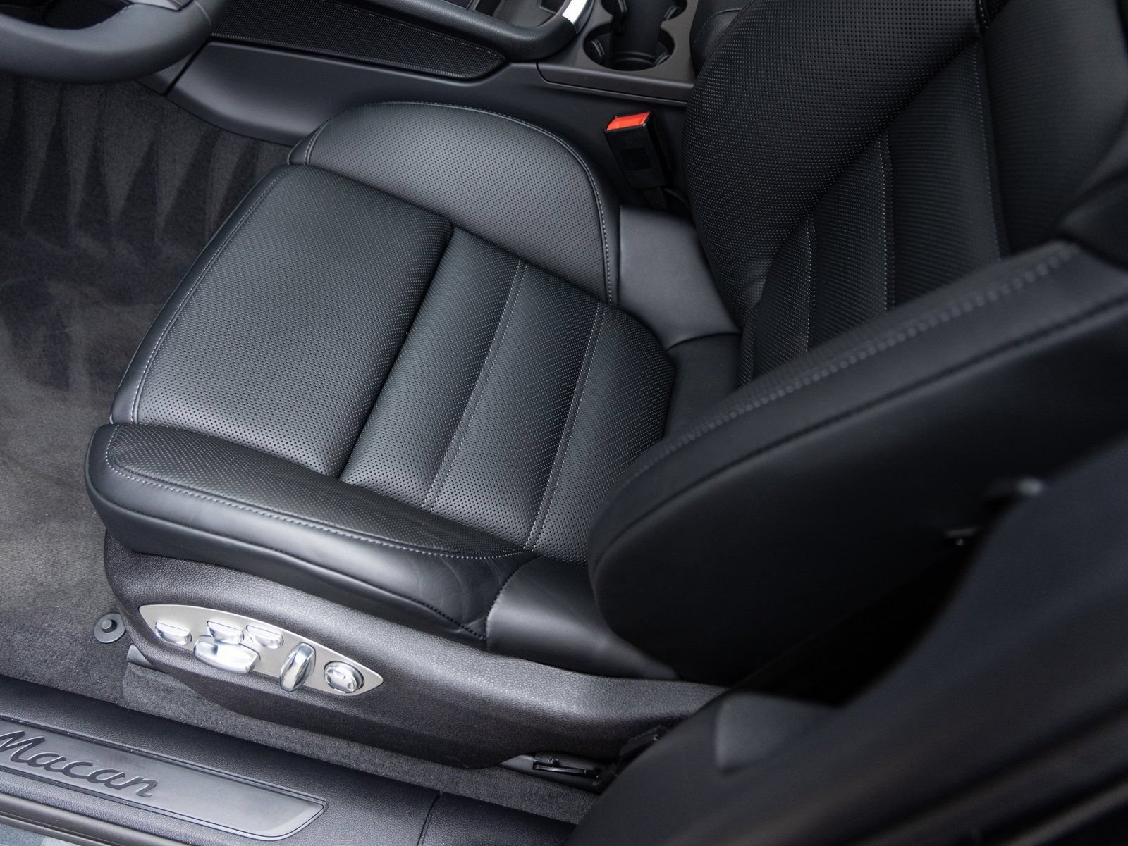 New 2026 Porsche Macan AWD/4WD image 23