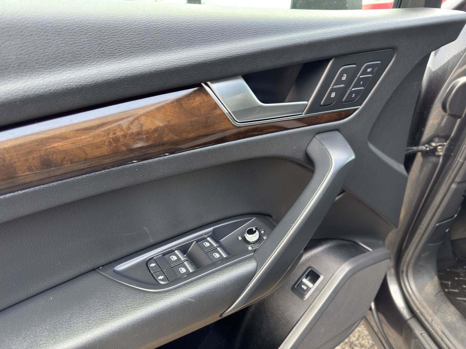 Used 2019 Audi Q5 2.0T Premium w/ Convenience Package AWD/4WD image 19
