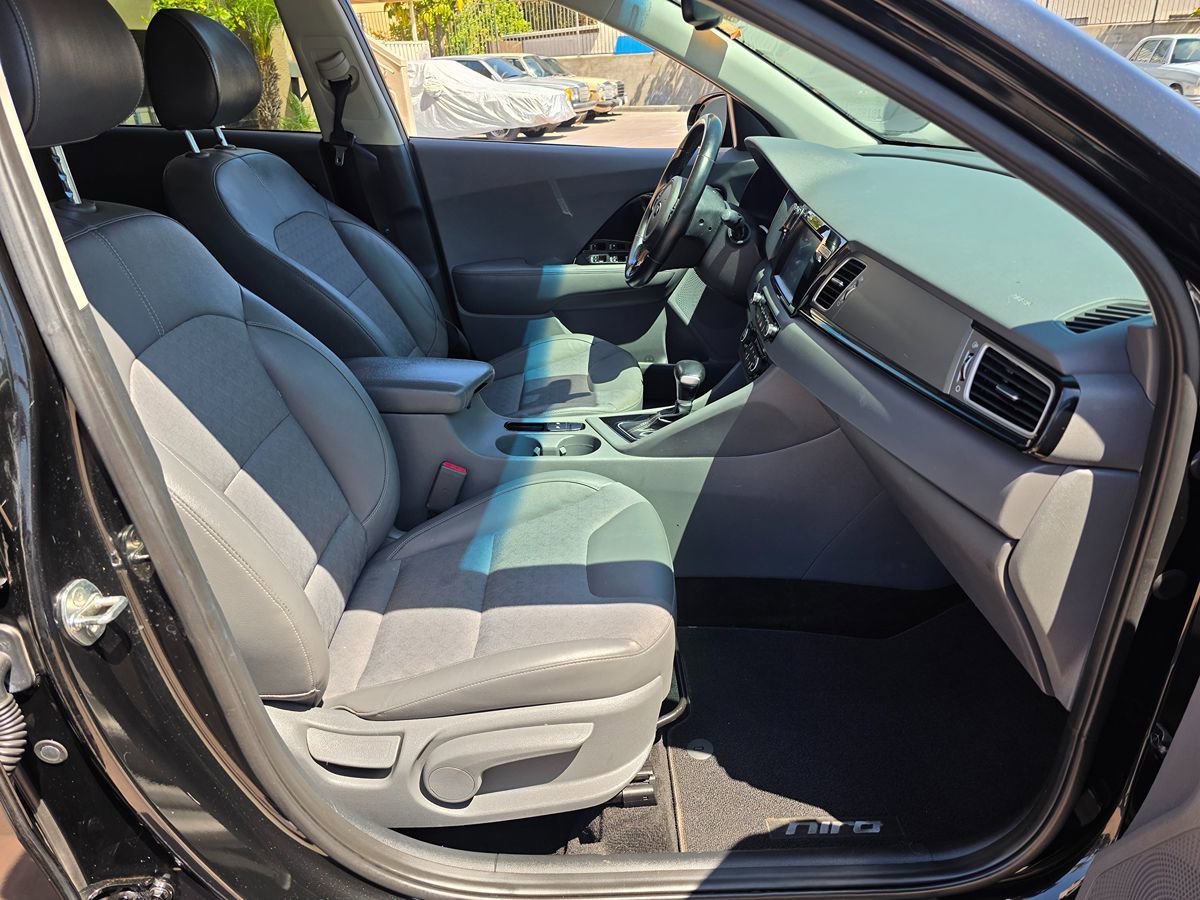 Used 2018 Kia Niro EX FWD image 14