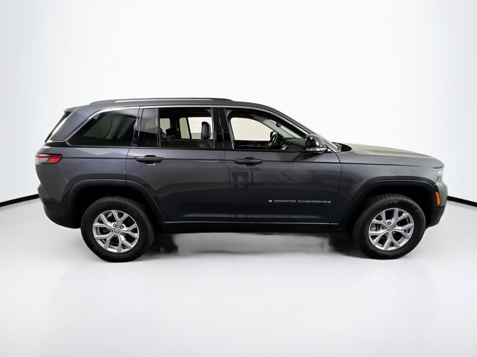 Used 2022 Jeep Grand Cherokee Limited image 4