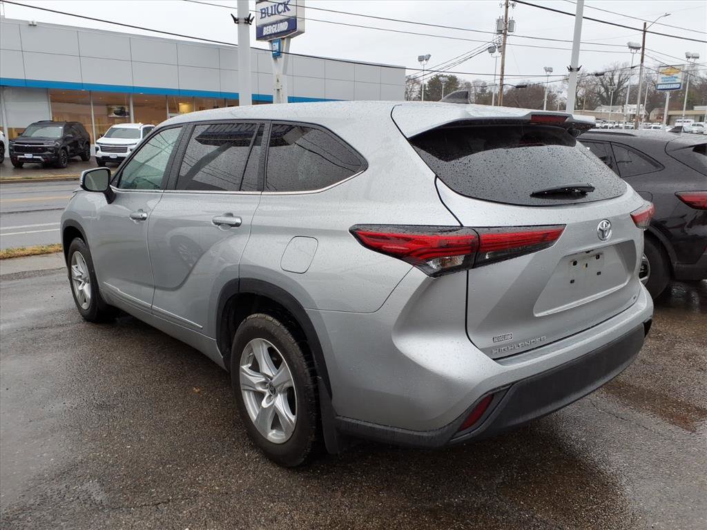 Used 2023 Toyota Highlander LE image 3