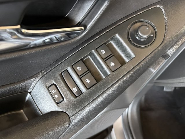 Used 2020 Chevrolet Trax LT w/ LT Convenience Package AWD/4WD image 9