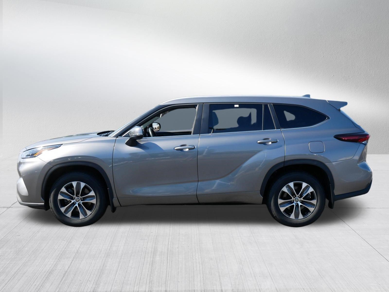 Used 2025 Toyota Highlander XLE AWD/4WD image 4