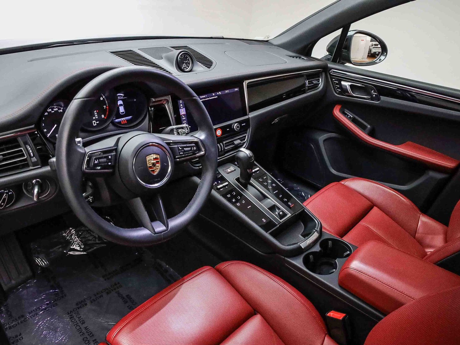 Used 2025 Porsche Macan image 4