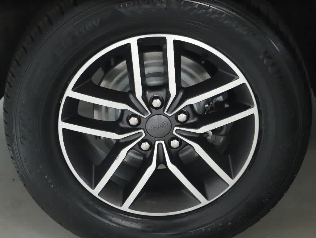 Used 2020 Jeep Grand Cherokee Limited AWD/4WD image 12