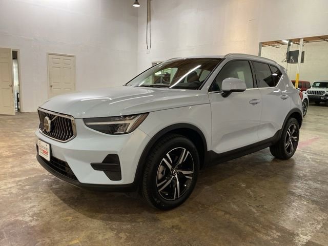 Used 2025 Volvo XC40 B5 Core