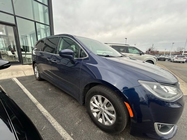 Used 2018 Chrysler Pacifica Touring Plus image 2