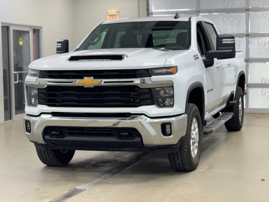 Used 2025 Chevrolet Silverado 2500 LT AWD/4WD image 3
