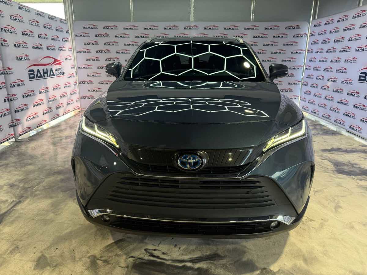 Used 2023 Toyota Venza XLE image 2