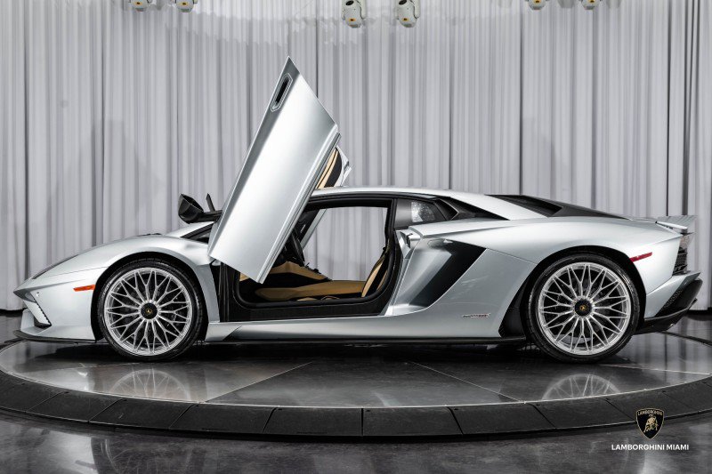 Used 2018 Lamborghini Aventador S image 21