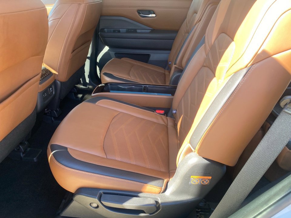 Used 2024 Nissan Pathfinder Platinum AWD/4WD image 16