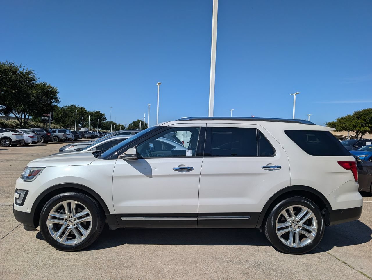 Used 2017 Ford Explorer Limited w/ Equipment Group 301A FWD image 3