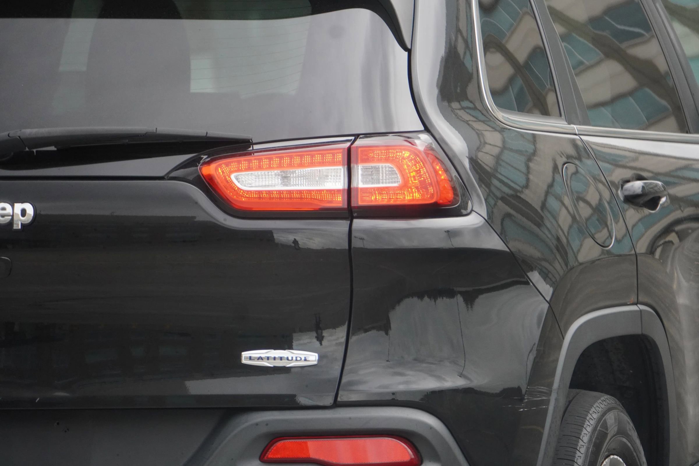 Used 2018 Jeep Cherokee Latitude Plus w/ Cold Weather Group image 32