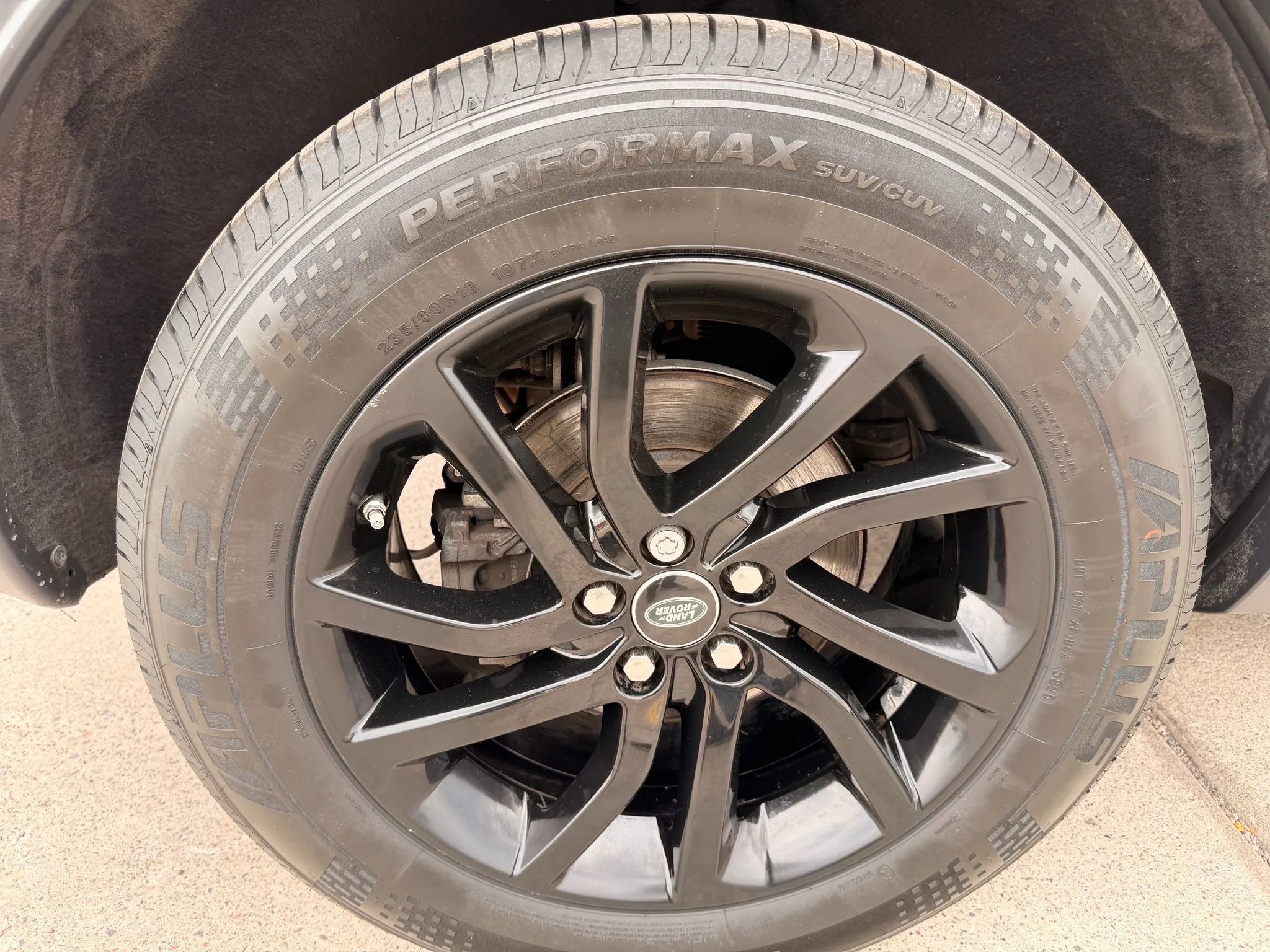 Used 2017 Land Rover Discovery Sport SE image 48