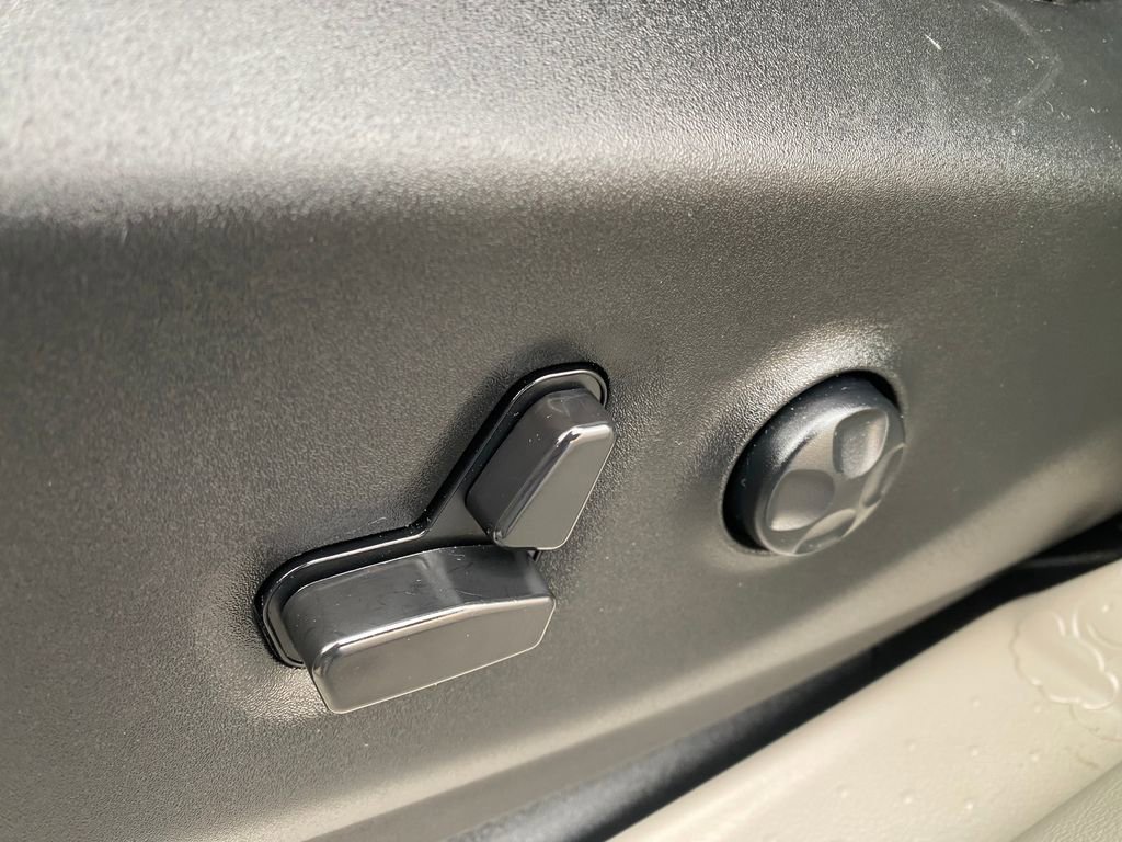 Used 2024 Chrysler Pacifica Touring-L image 10