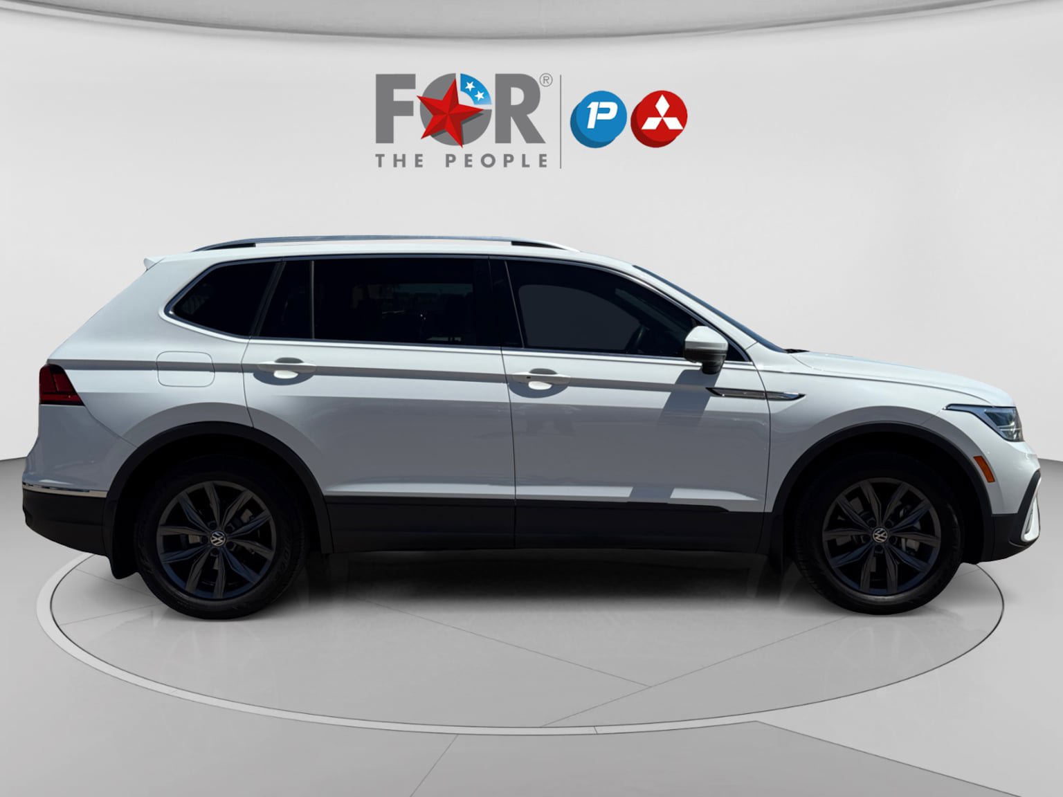 Used 2024 Volkswagen Tiguan SE w/ Panoramic Sunroof Package FWD image 6