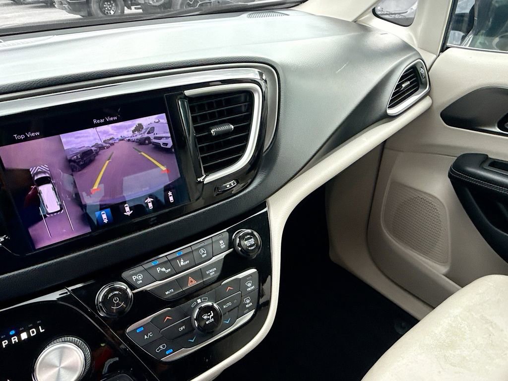 Used 2020 Chrysler Pacifica Touring-L w/ Advanced Safetytec Group FWD image 24