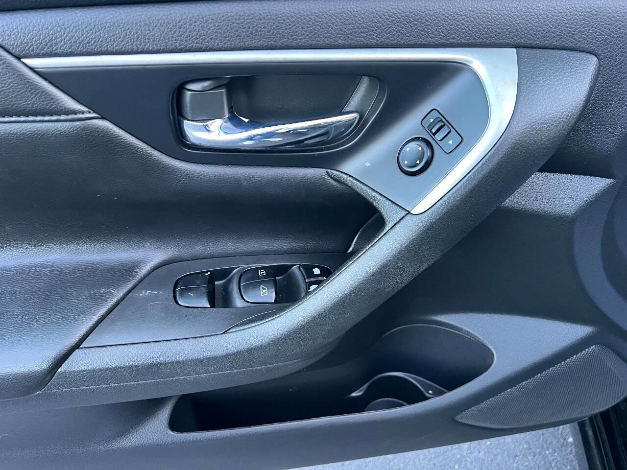 Used 2015 Nissan Altima 2.5 SV w/ Convenience Package image 11