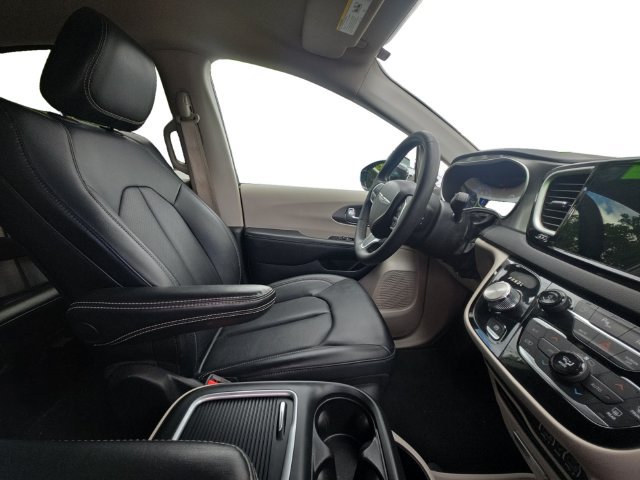 Used 2024 Chrysler Pacifica Touring-L FWD image 16