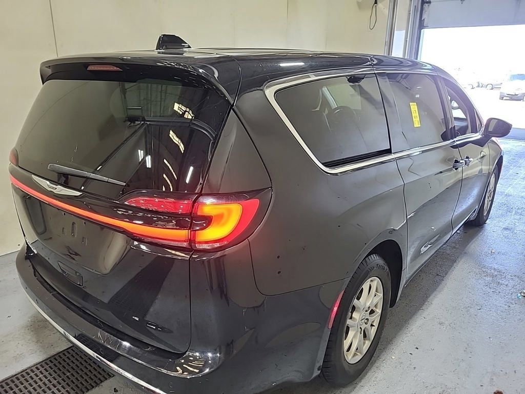 Used 2023 Chrysler Pacifica Touring-L FWD image 5