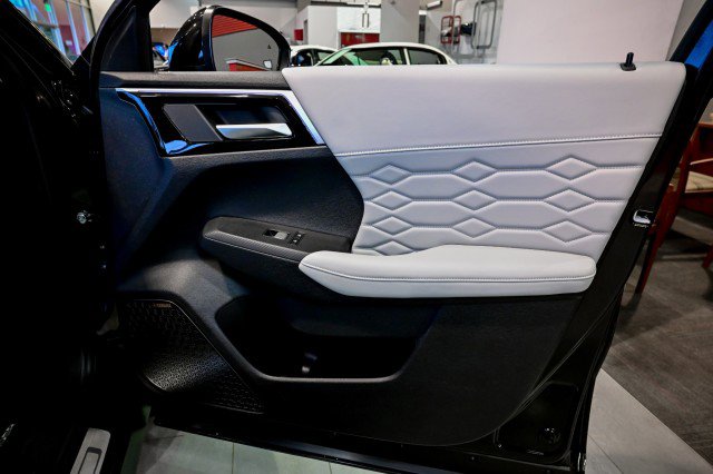 Used 2025 Mitsubishi Outlander AWD image 28