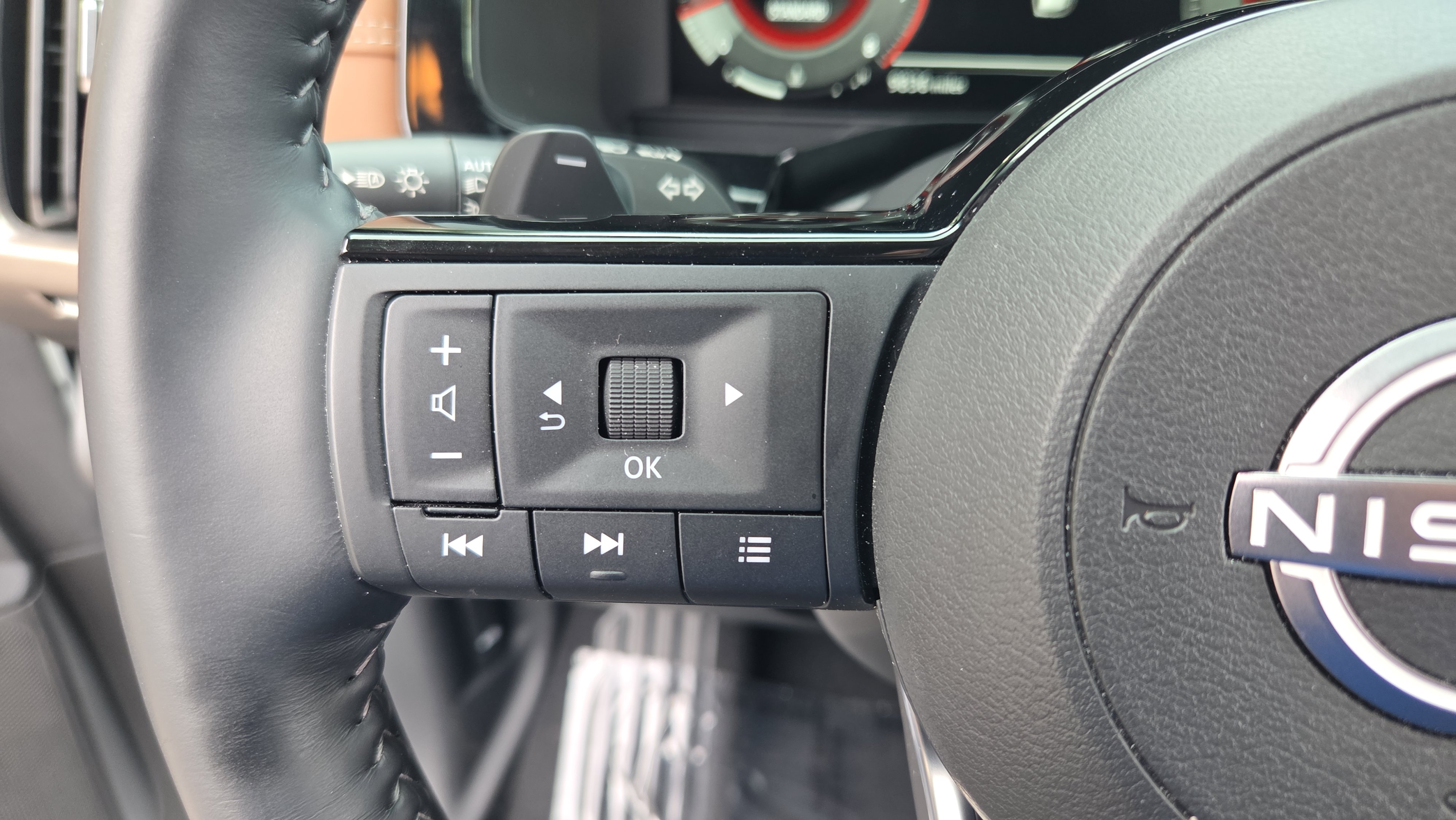 Used 2025 Nissan Pathfinder Platinum w/ Cargo Package FWD image 24