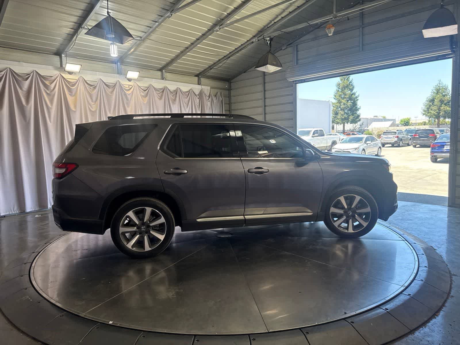 Used 2024 Honda Pilot Elite image 3