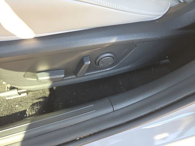 Used 2025 Hyundai Elantra Limited image 10