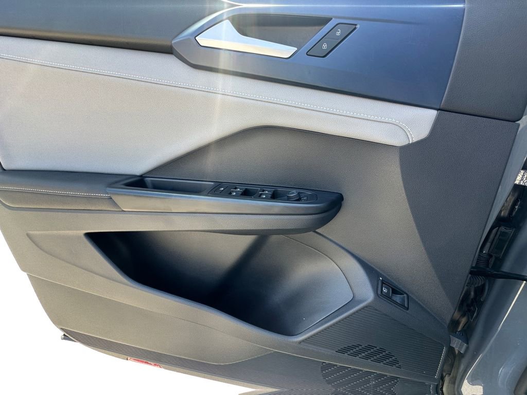 Used 2024 Volkswagen Taos SE w/ Panoramic Sunroof Package AWD/4WD image 11