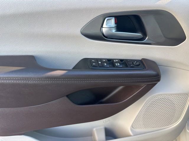 Used 2017 Chrysler Pacifica Touring w/ Tire & Wheel Group FWD image 13