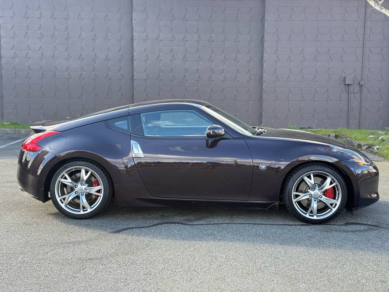 Used 2010 Nissan 370Z Coupe w/ Sport Pkg RWD image 2