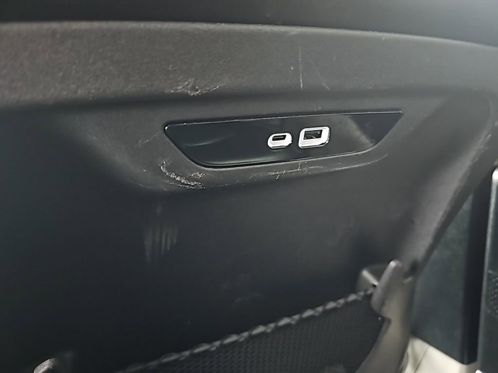 Used 2024 Chrysler Pacifica Touring-L image 27