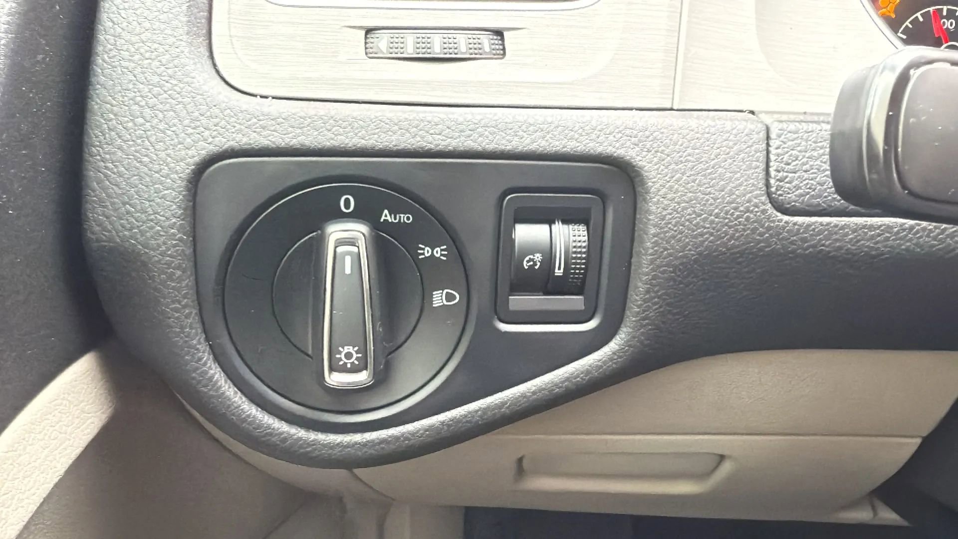 Used 2016 Volkswagen Golf Limited Edition image 15