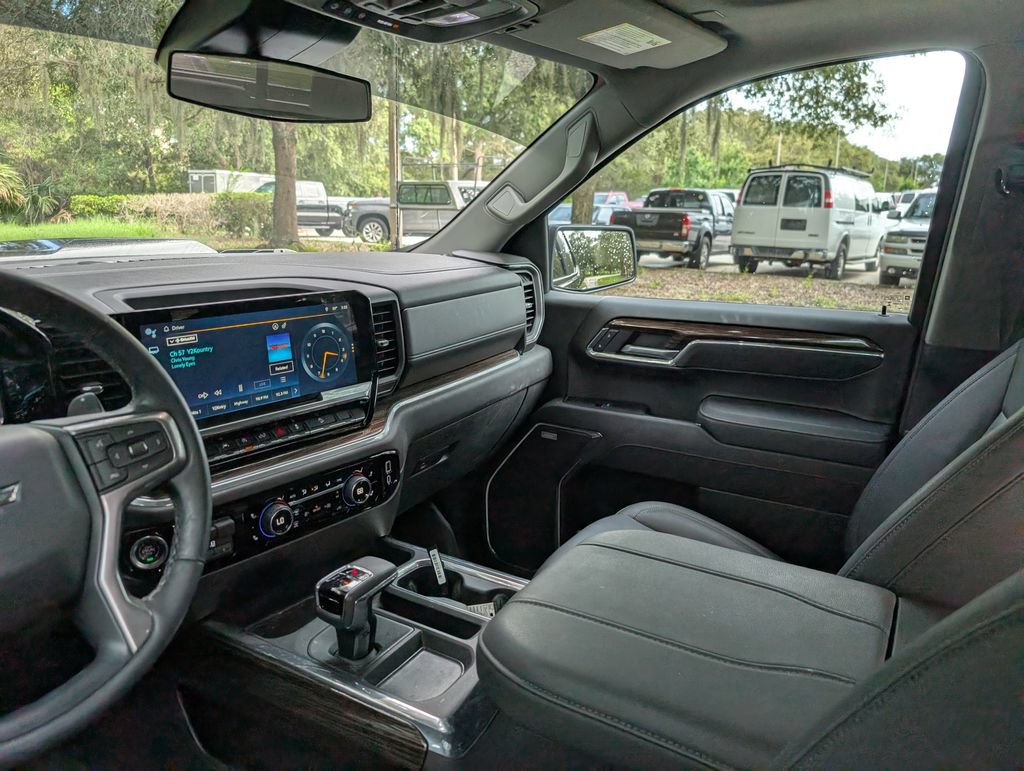 Used 2025 Chevrolet Silverado 1500 LT Trail Boss w/ Dark Appearance Package AWD/4WD image 18