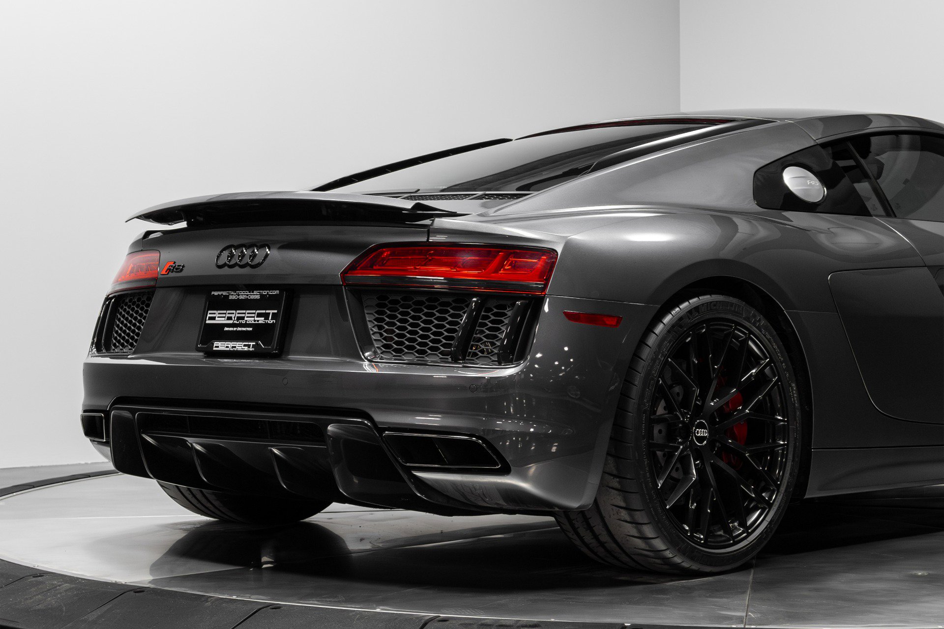 Used 2018 Audi R8 V10 w/ Premium Package image 14