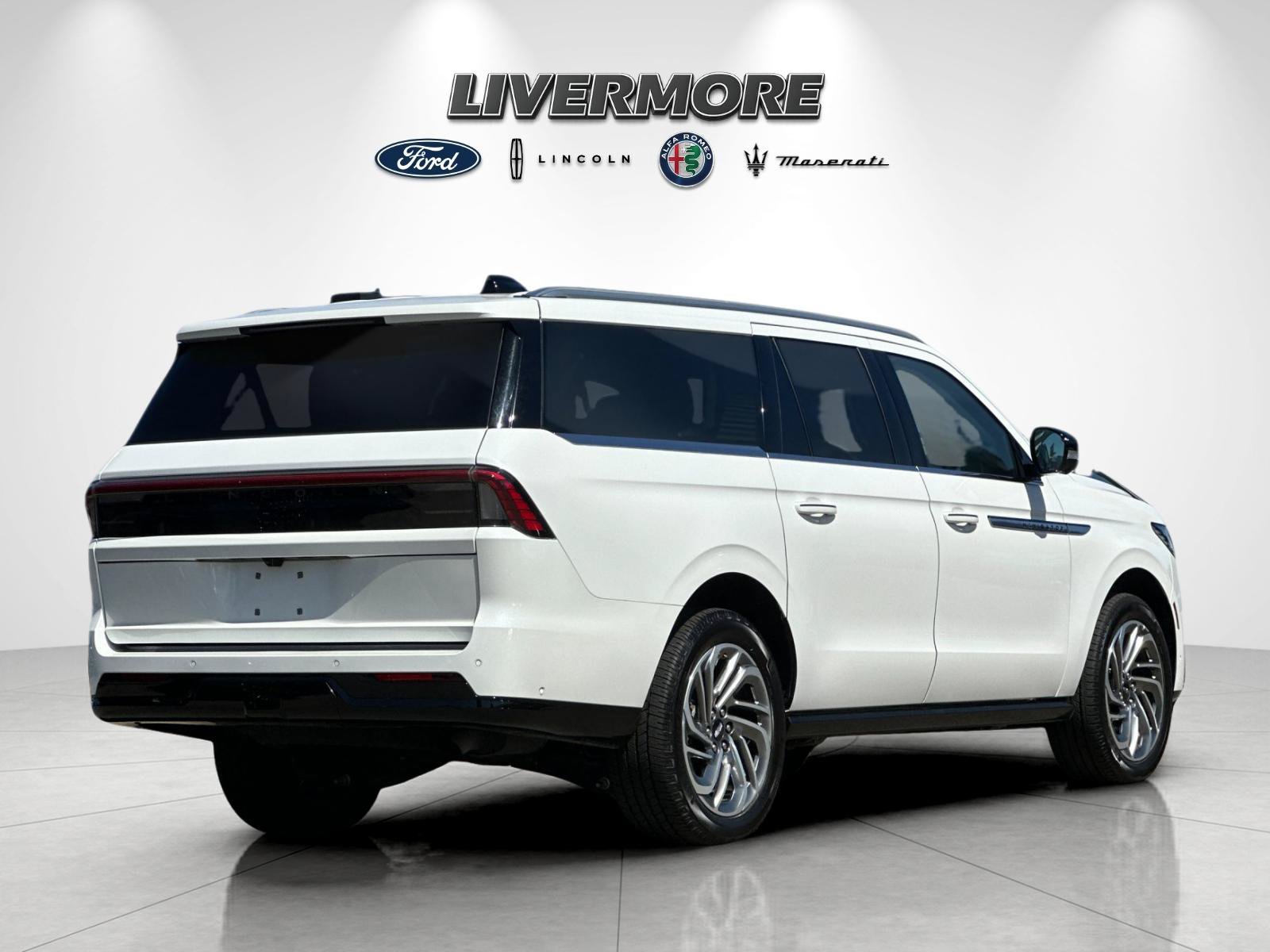 Certified 2025 Lincoln Navigator L Reserve AWD/4WD image 3